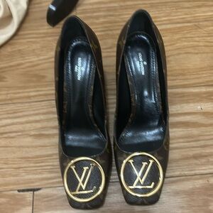 1️⃣8️⃣5️⃣0️⃣ like new authentic Louis Vuitton heels